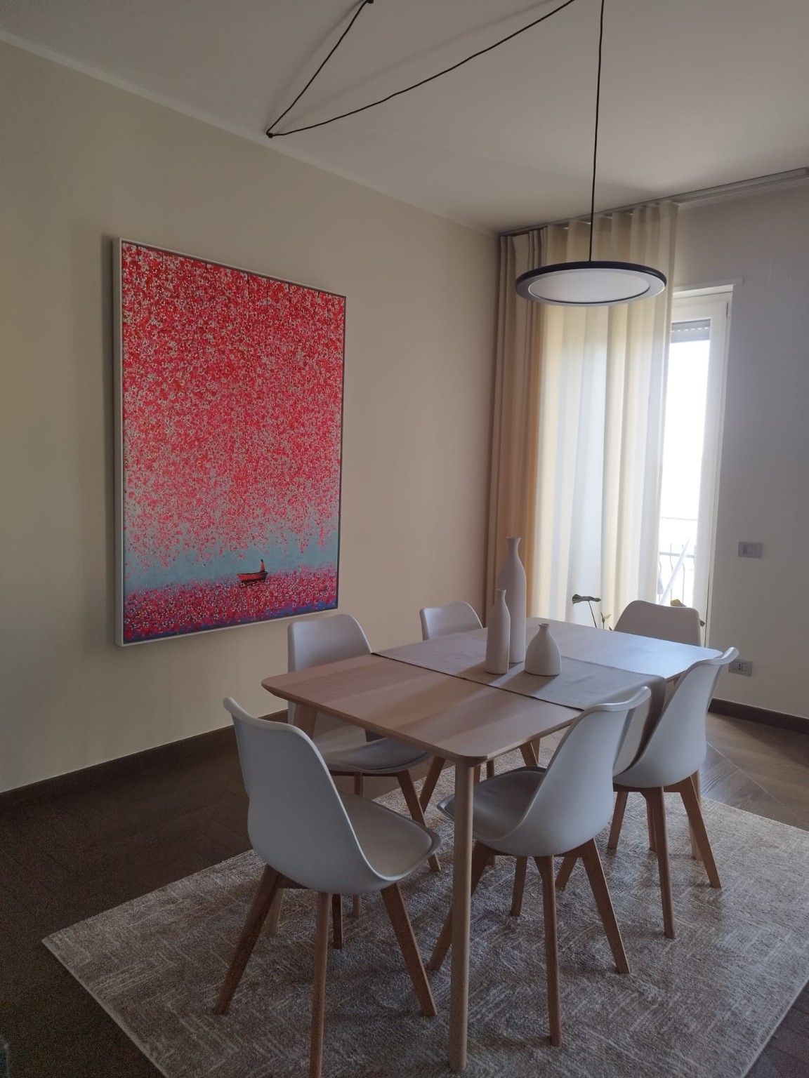 Opera rosa di Je Shen in una sala da pranzo luminosa
