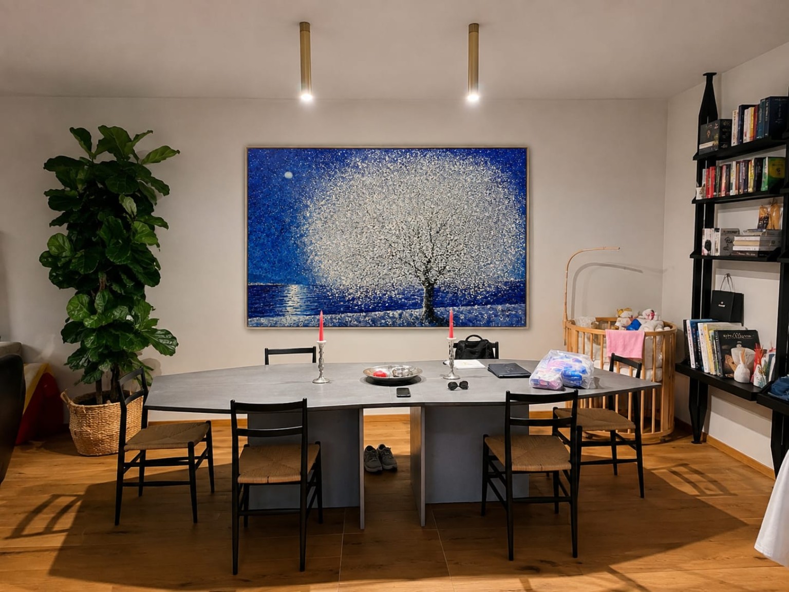 Opera blu di Je Shen in una sala da pranzo contemporanea